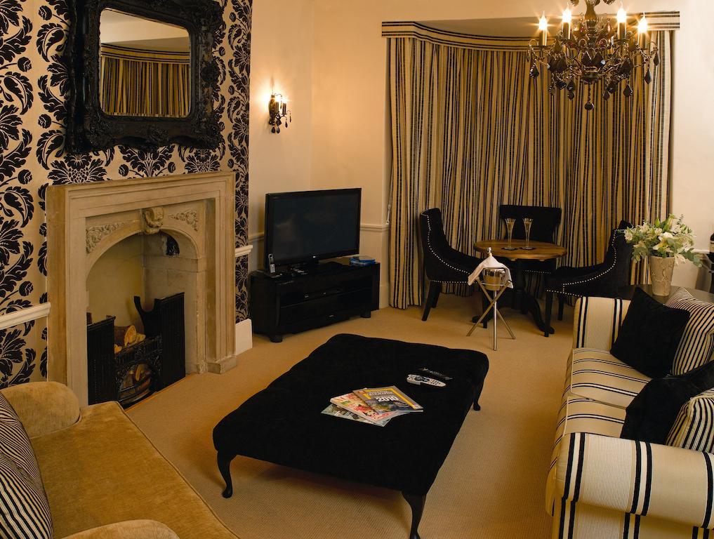 The Glove House Woodstock Room photo