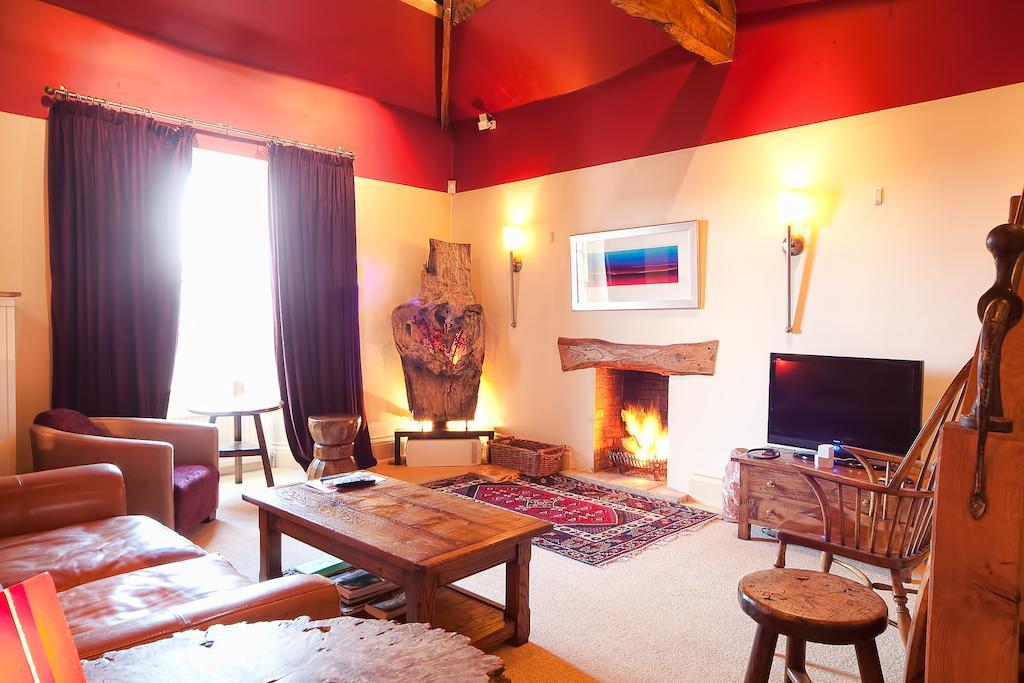 The Glove House Woodstock Room photo